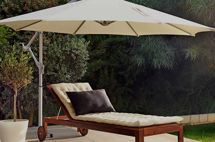 كيف تؤثر مادة مظلات الفناء على المتانة وحماية الشمس؟